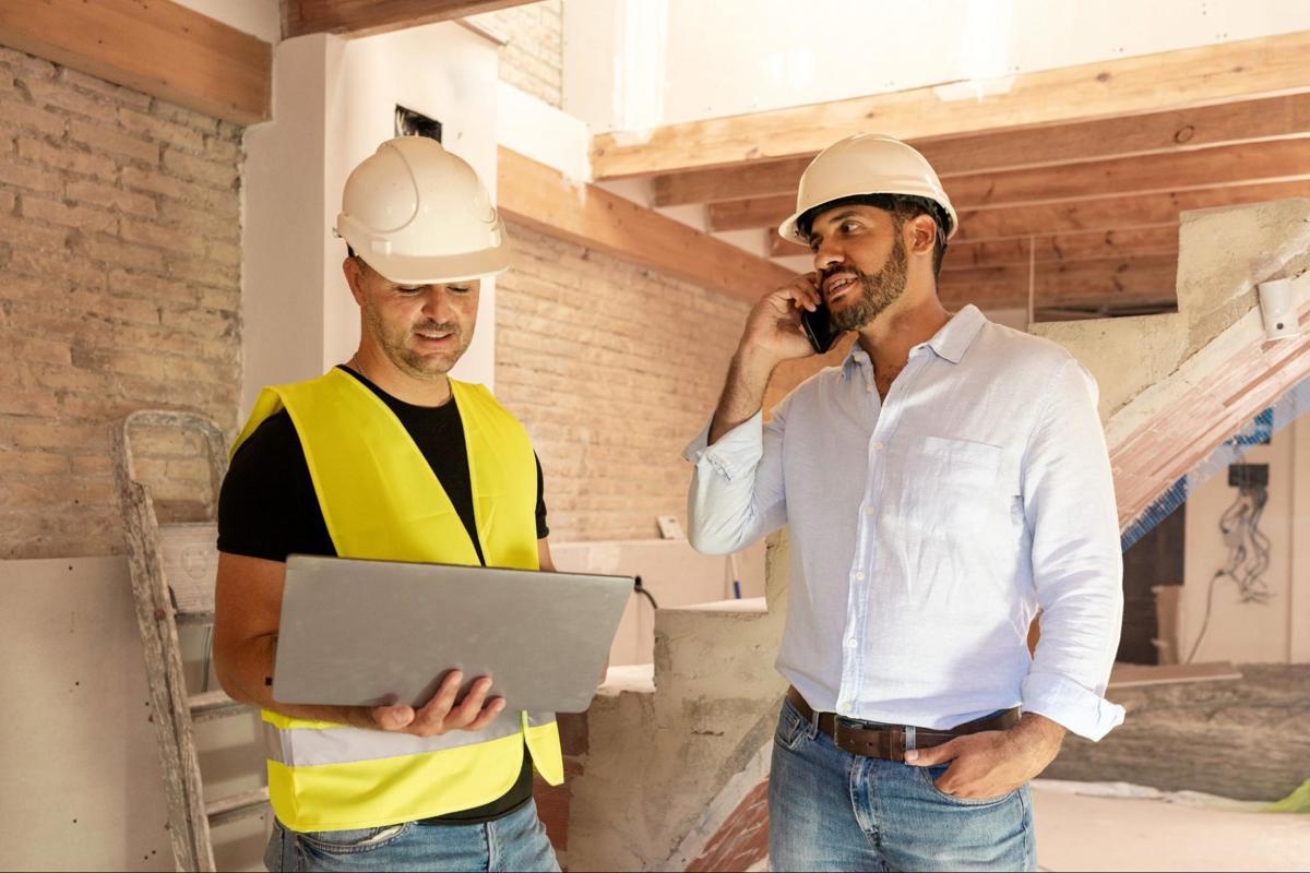 Een expert noteert details op een checklist tijdens een plaatsbeschrijving van de woning